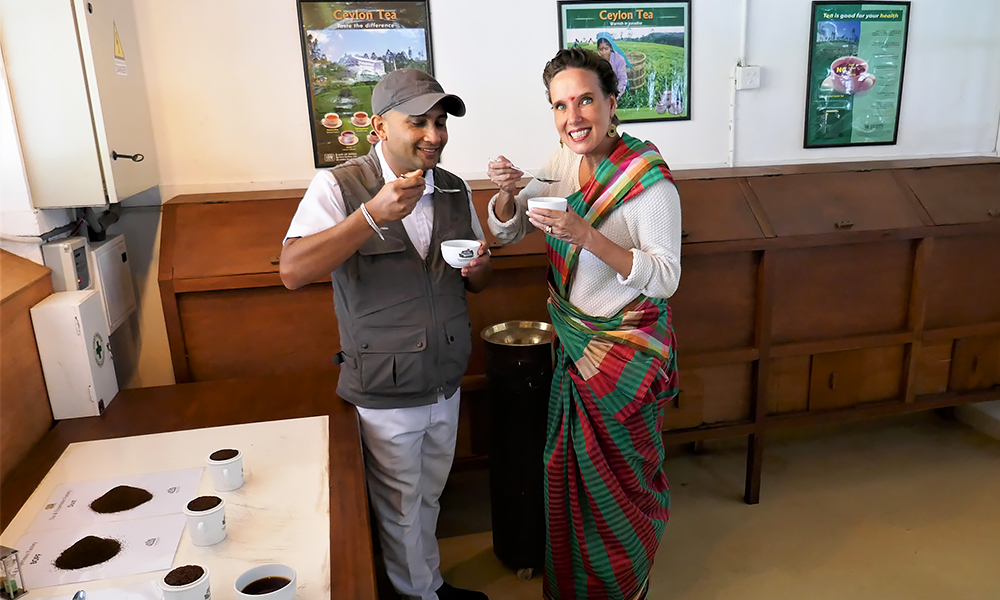 Tee Produktion im "Tee Land" Sri Lanka, © Srilanka-Lifestyle.com by Nathalie Gütermann. Hier: Verkostung!