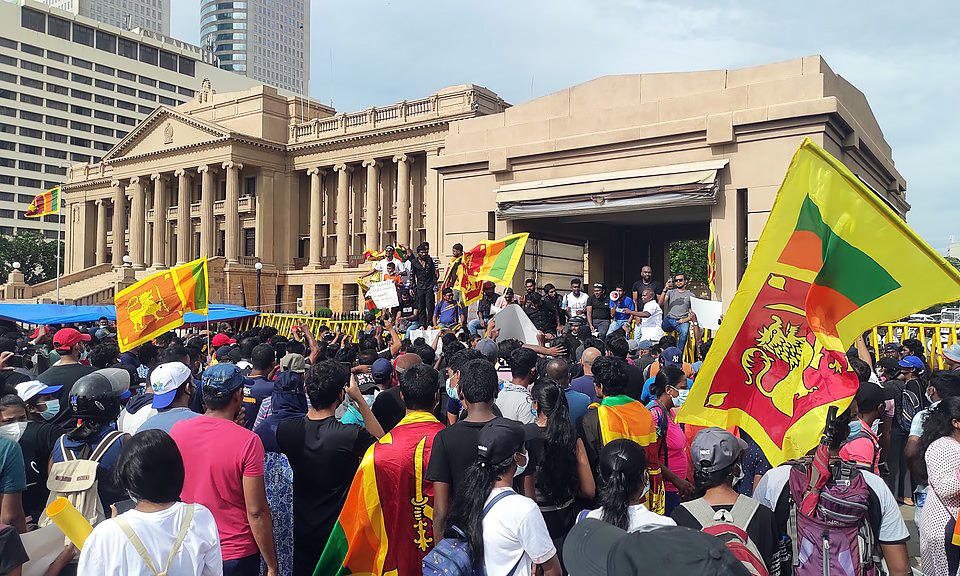 Massenproteste gegen die Regierung vor dem alten Parlamentsgebäude, 13.4.2022. Foto Credit: AntanO, Wikimedia/CC; 4.0. Intern.