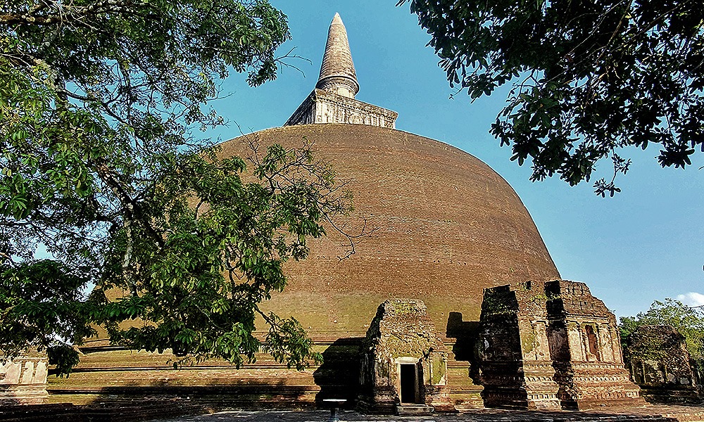Polonnaruwa, "Rankot Vihara", Sri Lanka Ruinenstadt, UNESCO, SriLanka-Lifestyle.com by Nathalie Gütermann