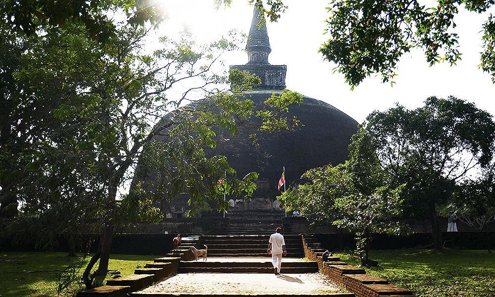 Polonnaruwa, "Rankoth Vehera Stupa", Sri Lanka Ruinenstadt, UNESCO, SriLanka-Lifestyle.com by Nathalie Gütermann